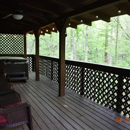 Villa 2 Miles To Parkway, Hot Tub, Pool Table, Air Hockey, Fire Pit!